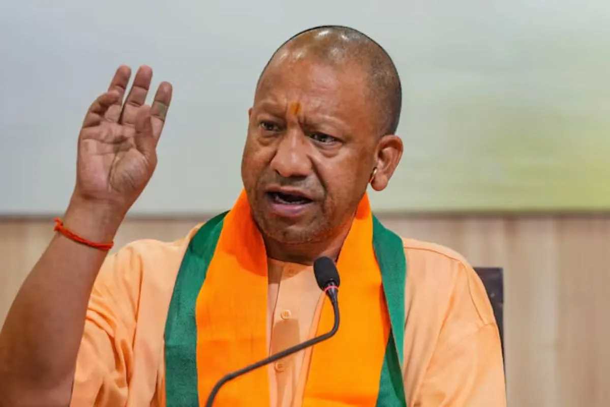 यूपी के बांदा और मीरजापुर के चकबंदी अधिकारी निलंबित